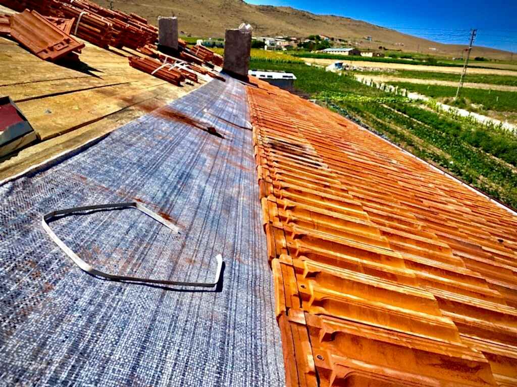 Kayseri’de villa çatı yapımı, profesyonel çatı ustası Koç Yapı tarafından yapılan dayanıklı ve yalıtımlı çatı uygulaması